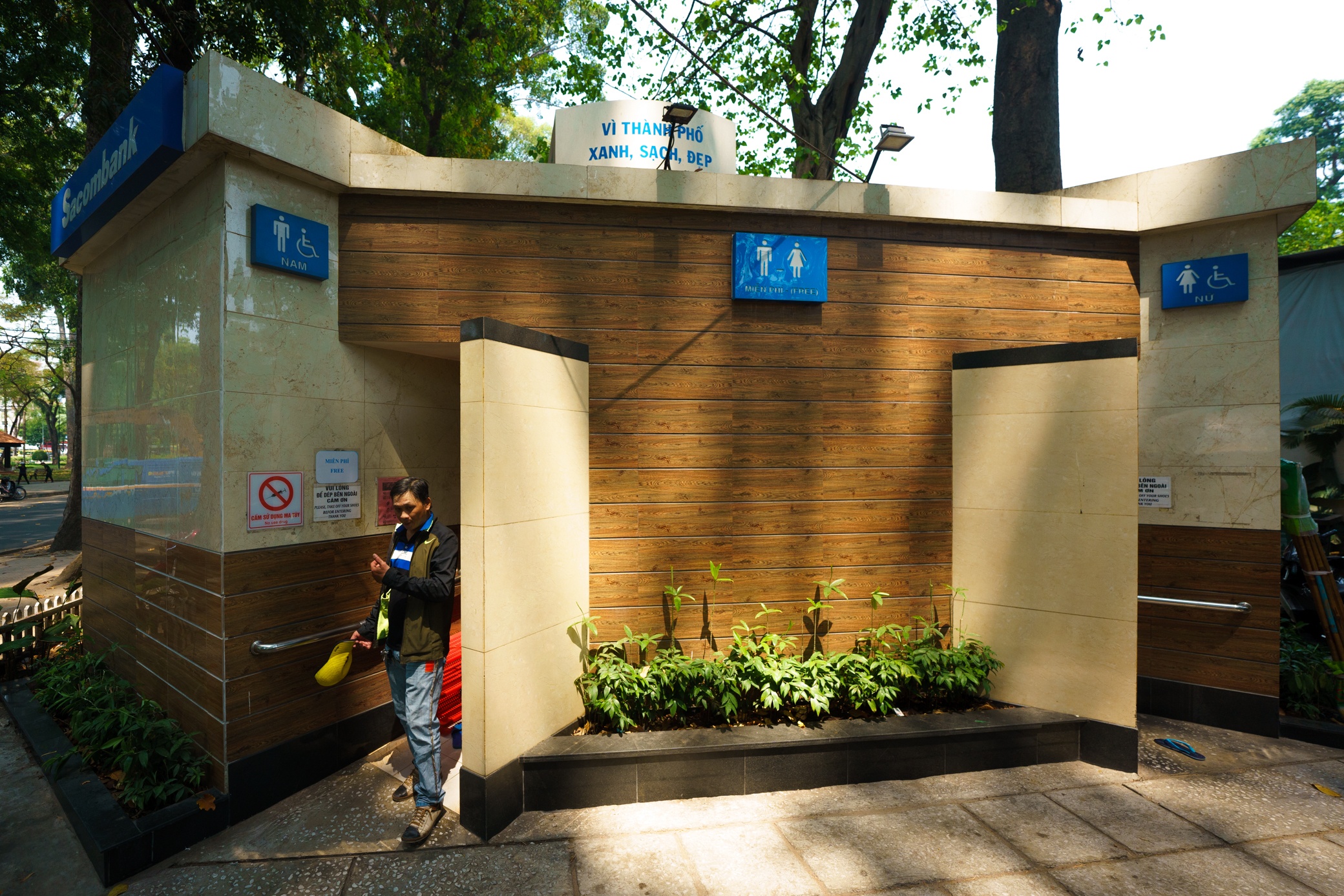 nha ve sinh cong cong anh 9