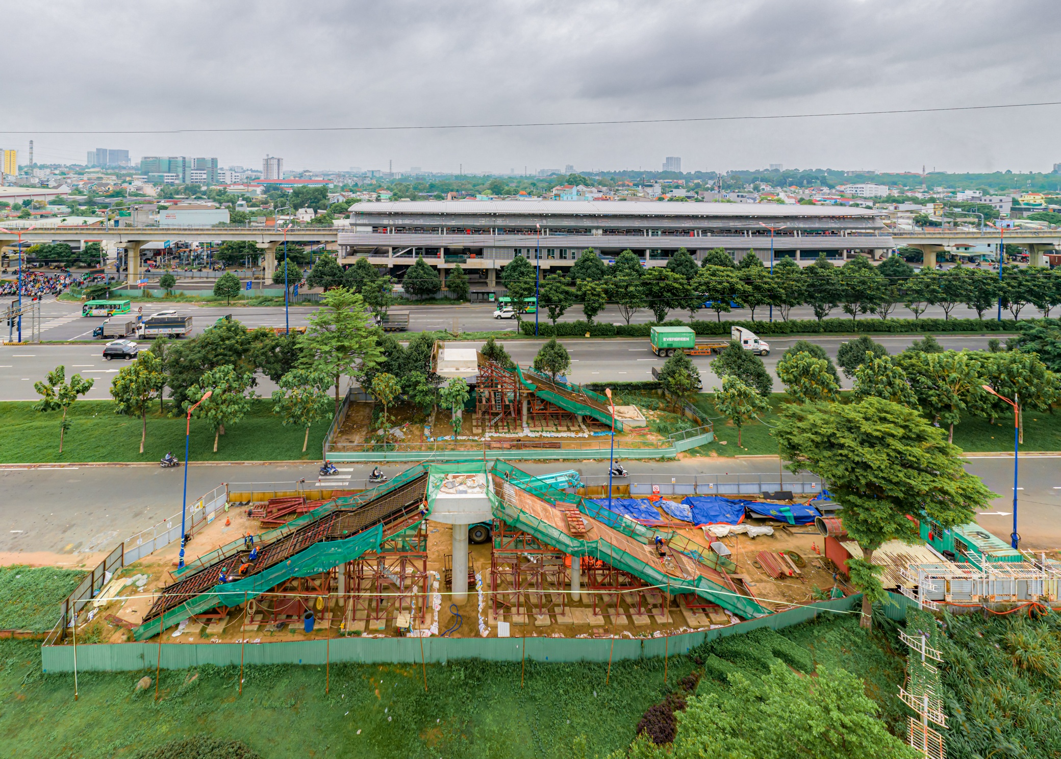 Xay 9 cau bo hanh ket noi cac ga tren cao tuyen Metro so 1 hinh anh