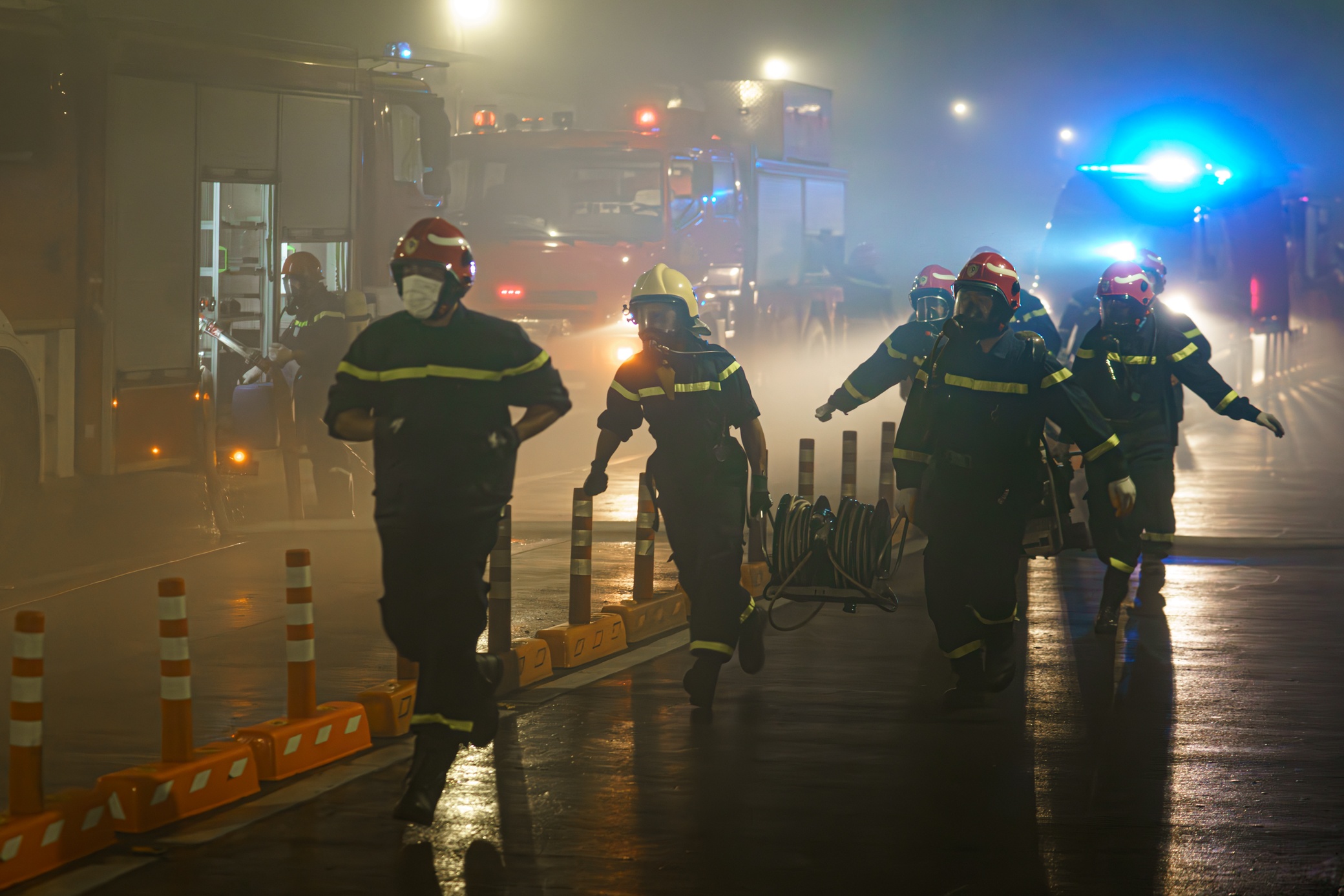 Hon 1.200 nguoi dien tap cuu nan trong ham Thu Thiem hinh anh