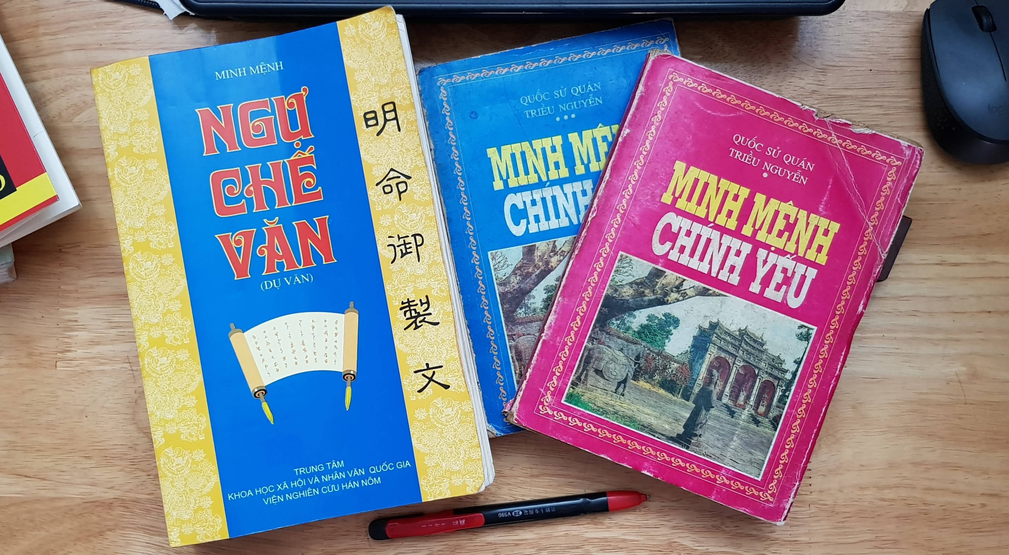 Vua Minh Mang thich doc sach anh 3