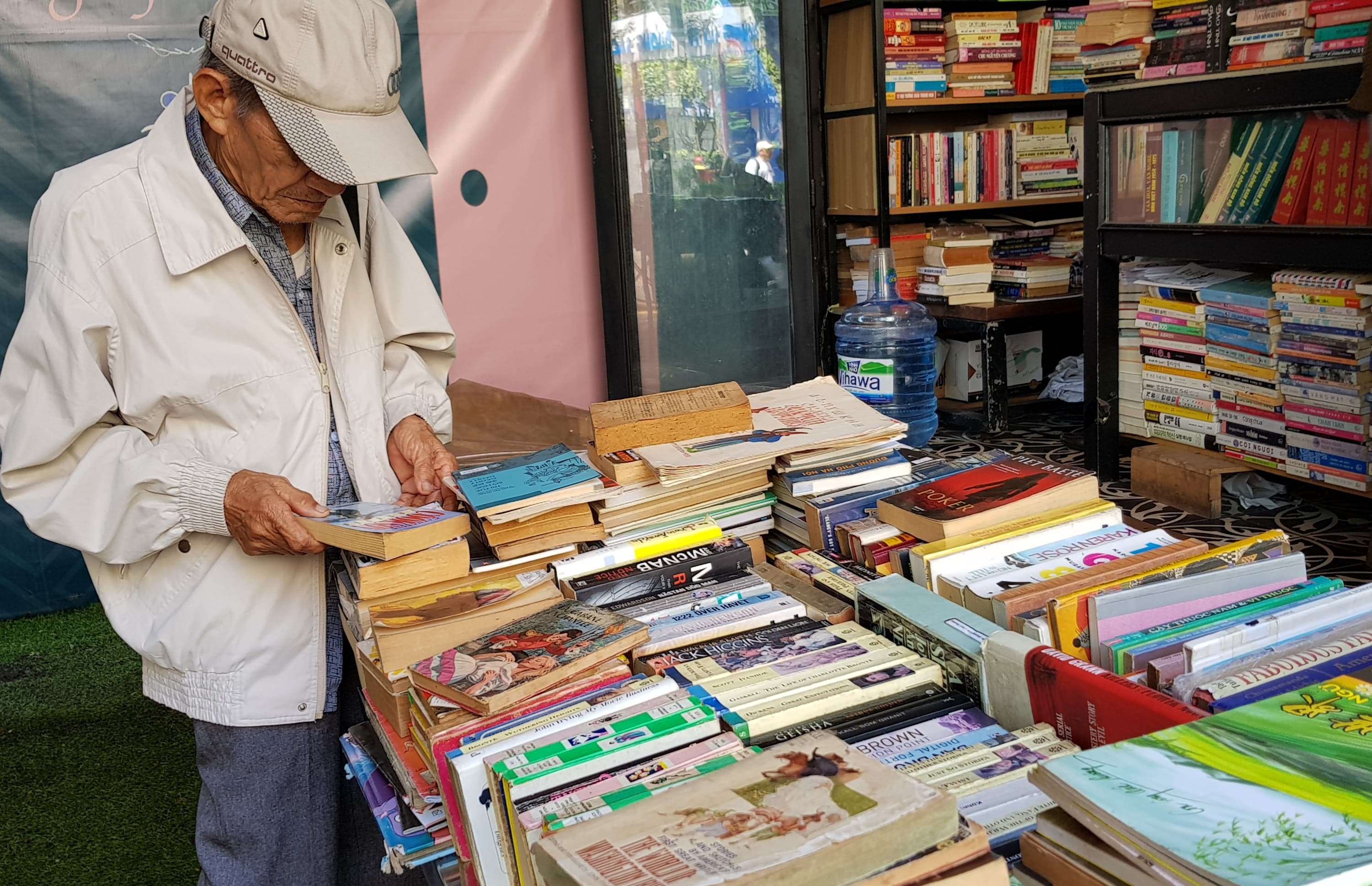 Diem ten nhung hieu sach cu... thach thuc thoi gian o Sai Gon hinh anh