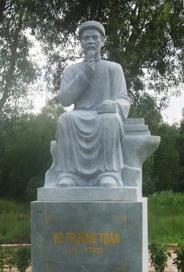 Thay Vo Truong Toan khong mang quan tuoc anh 2