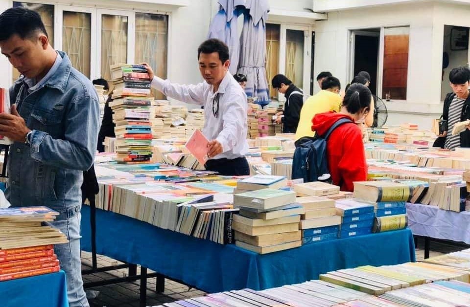 Hoi sach cu dong hanh cung thien nguyen hinh anh