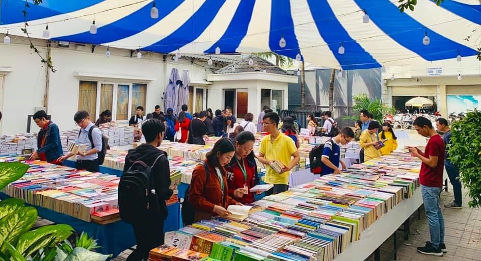 Hoi sach cu Nha xuat ban Tre anh 2