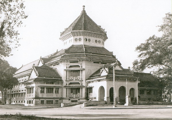 Mot trong tu kiet dat Ha thanh di bo, mac ao dai khan dong hinh anh