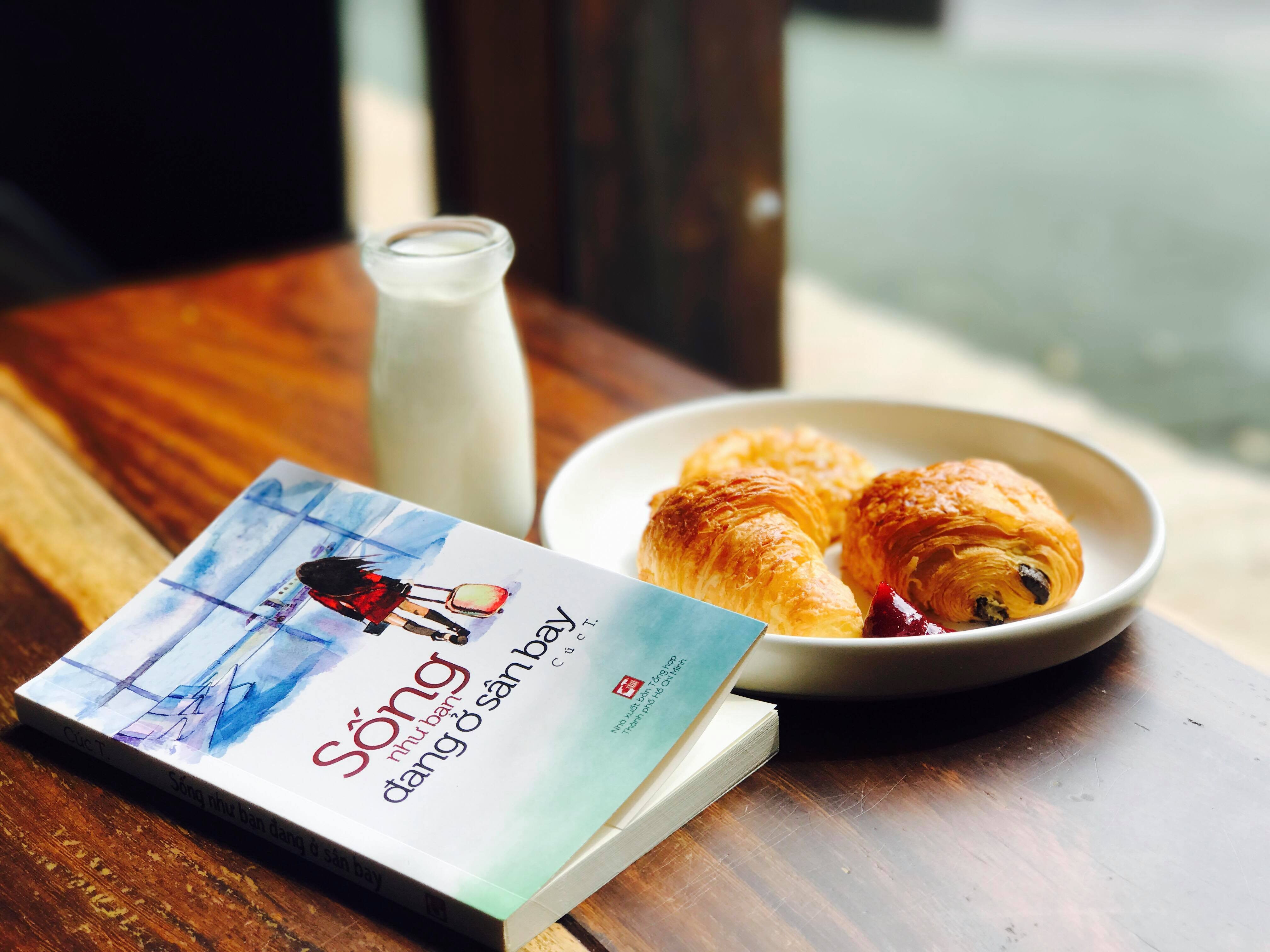 Linh dong thoi dich Covid-19, NXB livestream giao luu hinh anh