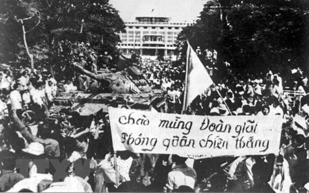 Ngay 30/4/1975 qua tuong thuat cua bao chi duong thoi hinh anh