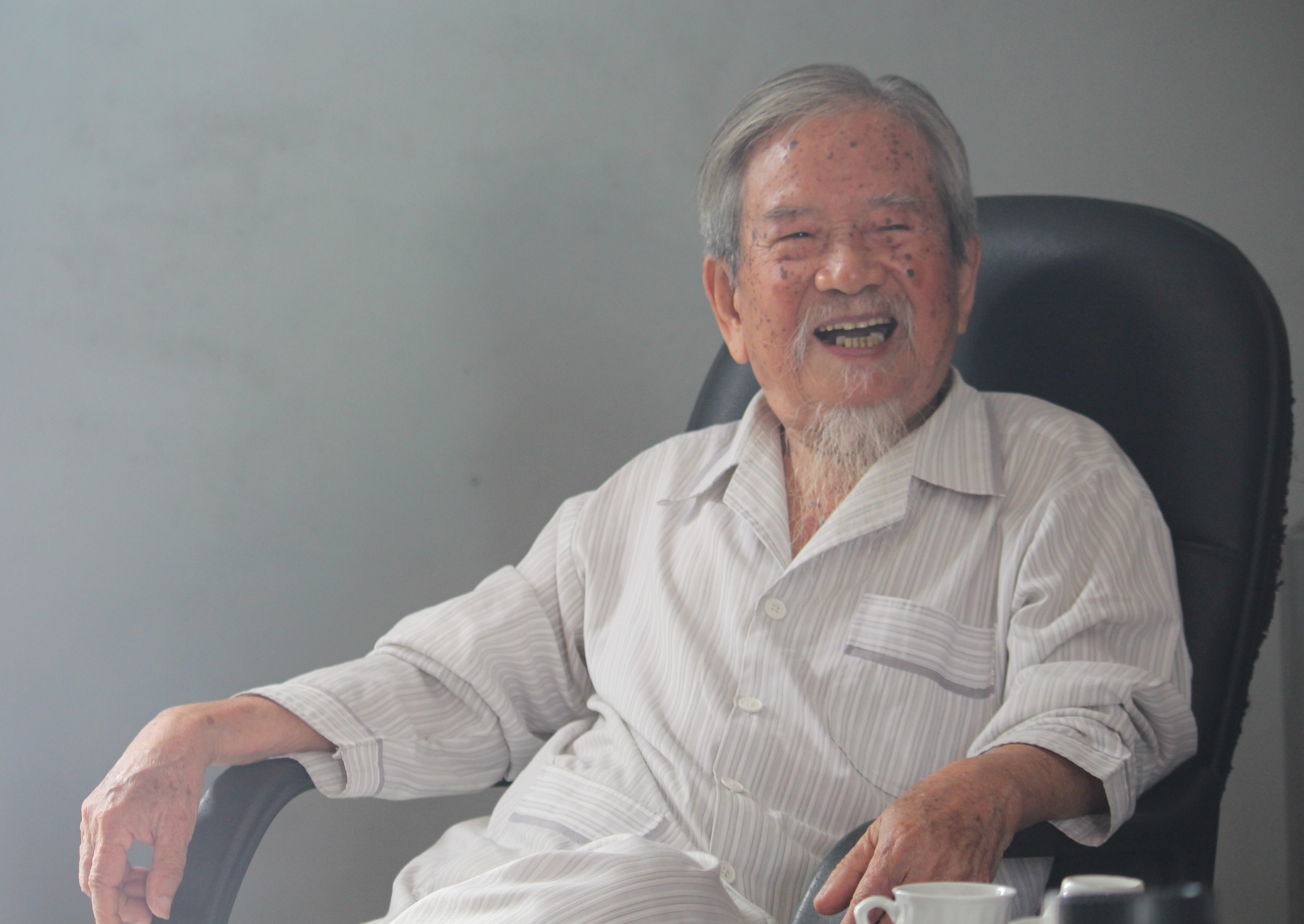 Nha nghien cuu 99 tuoi ra mat tac pham tam huyet ve TP.HCM anh 1