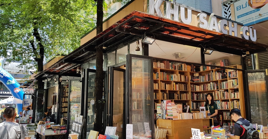 Quan sach nam xua anh 3