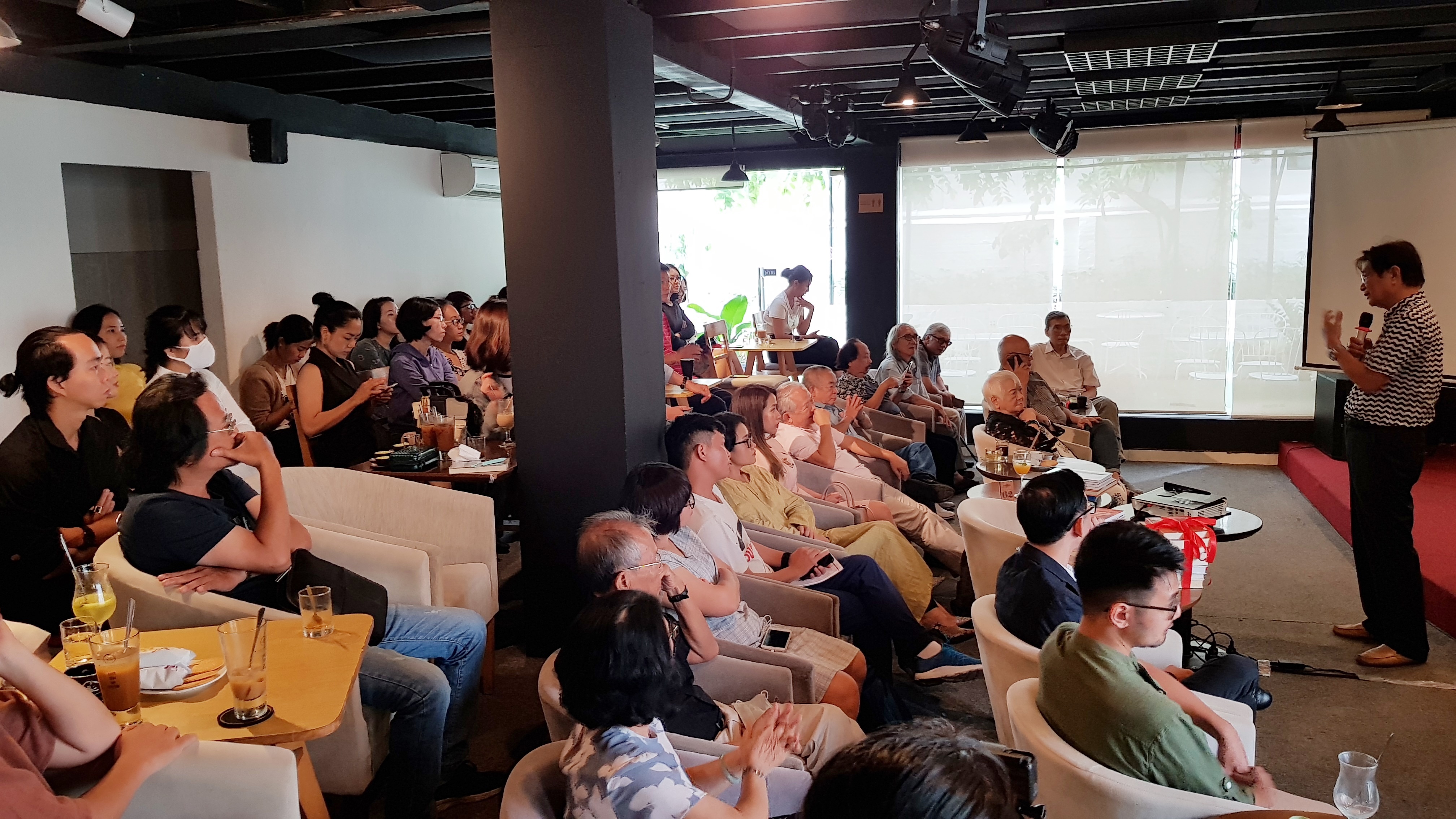 Nhac si Duong Thu ra mat thu vien anh 1