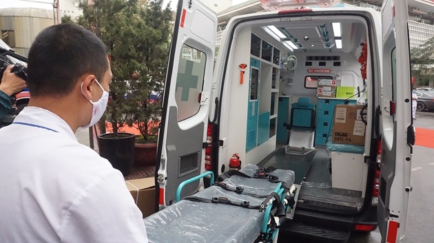 'Nhung ngay cach ly': Mathilda va chiec xe cuu thuong anh 2