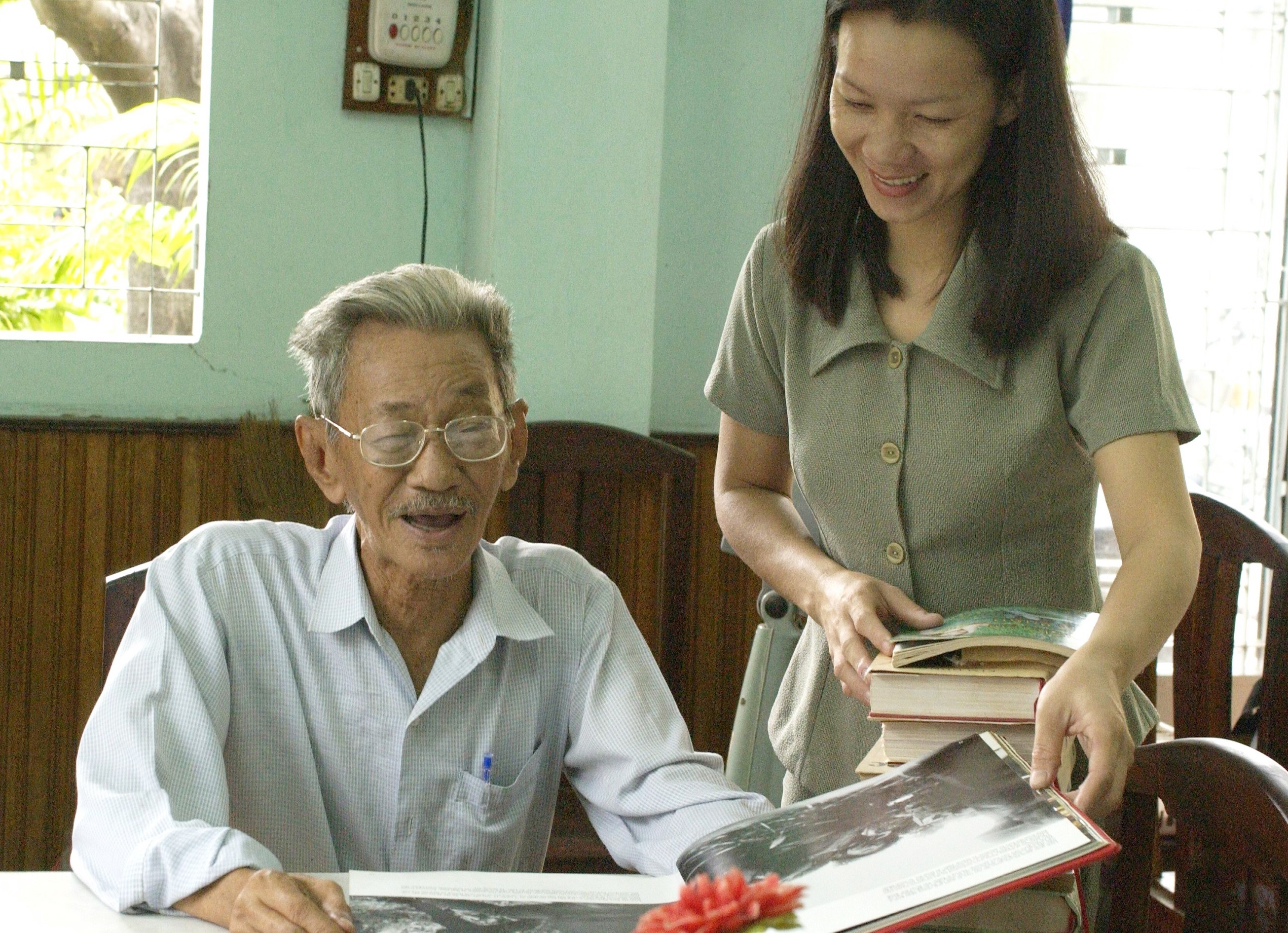 'Ong gia di bo' Son Nam suyt bi bat vi tuong nham la trom anh 2