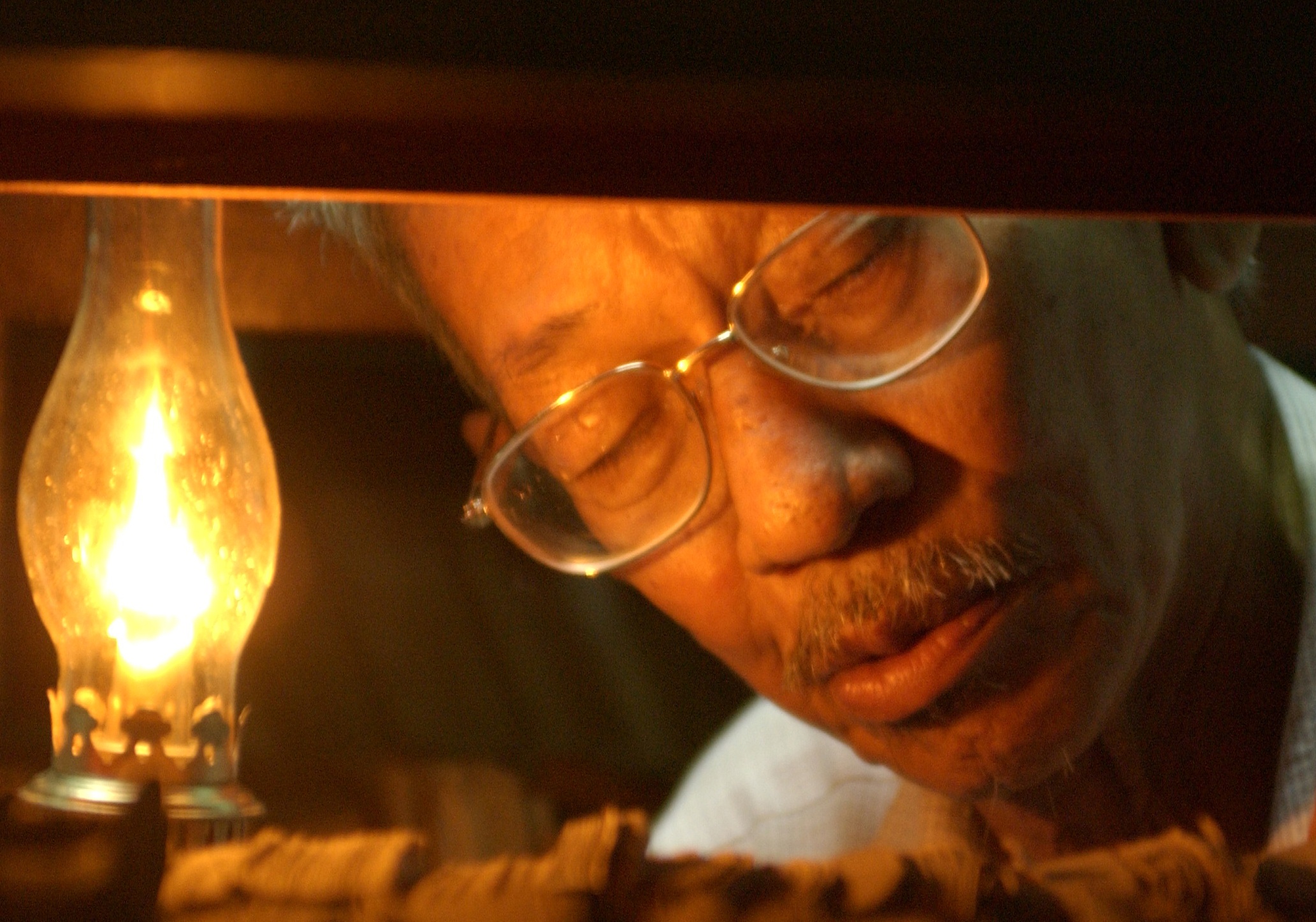 'Ong gia di bo' va tieng lach cach cua may danh chu dem khuya hinh anh