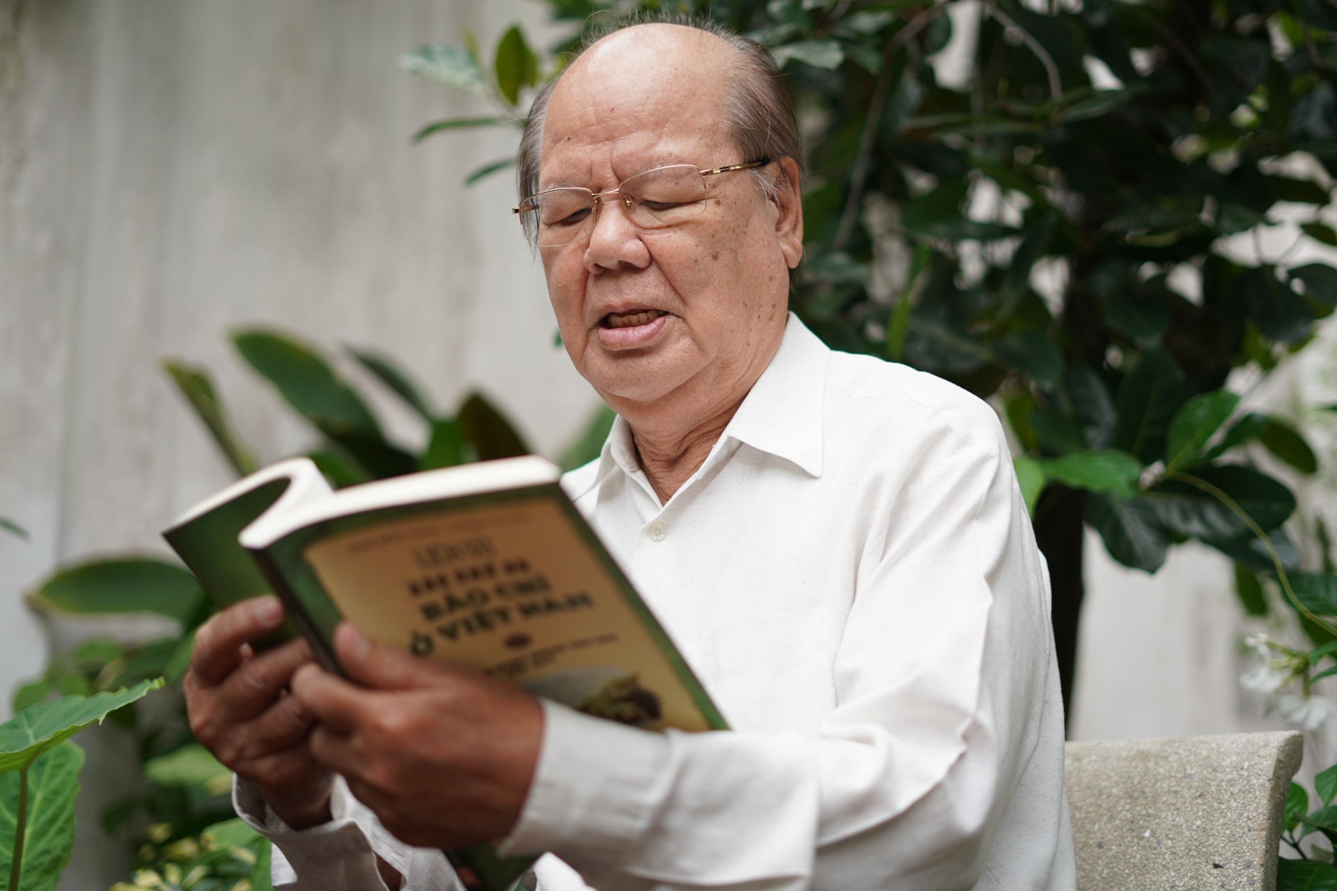 Nguoi danh hon muoi nam cho bo sach nghin trang ve cac che do bao chi hinh anh