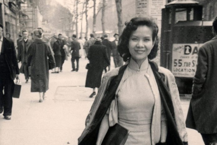 Hai chi em ruot cung noi danh tren van dan hinh anh