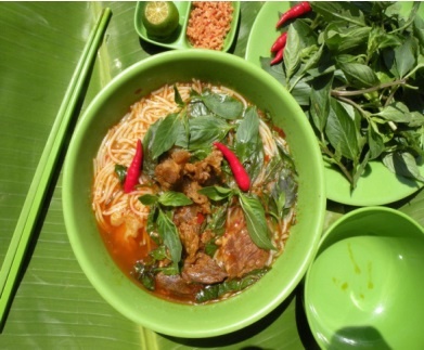 Vua... 'khoc' vua an bun bo cay anh 2