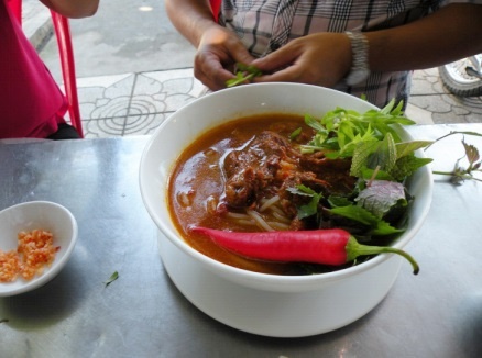 Vua... 'khoc' vua an bun bo cay hinh anh