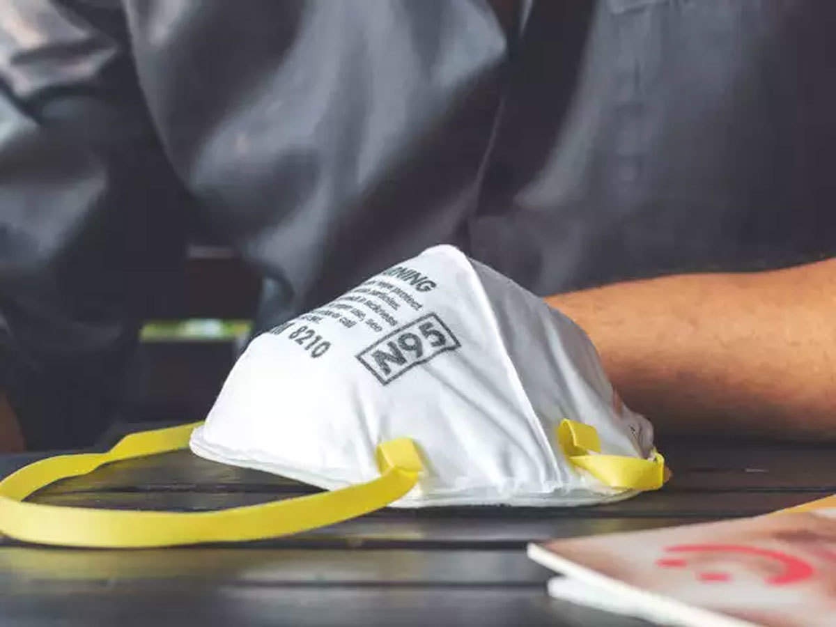 Nhung chiec khau trang va dau hieu dau tien cua Covid-19 hinh anh