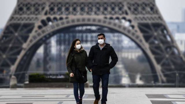 Goc nhin khac ve chiec khau trang trong 'Paris 55 ngay cam tuc' hinh anh