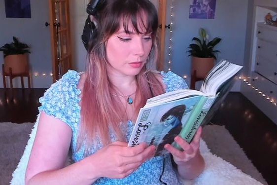 Ngoi yen doc sach, nu streamer thu ve hang nghin luot xem hinh anh