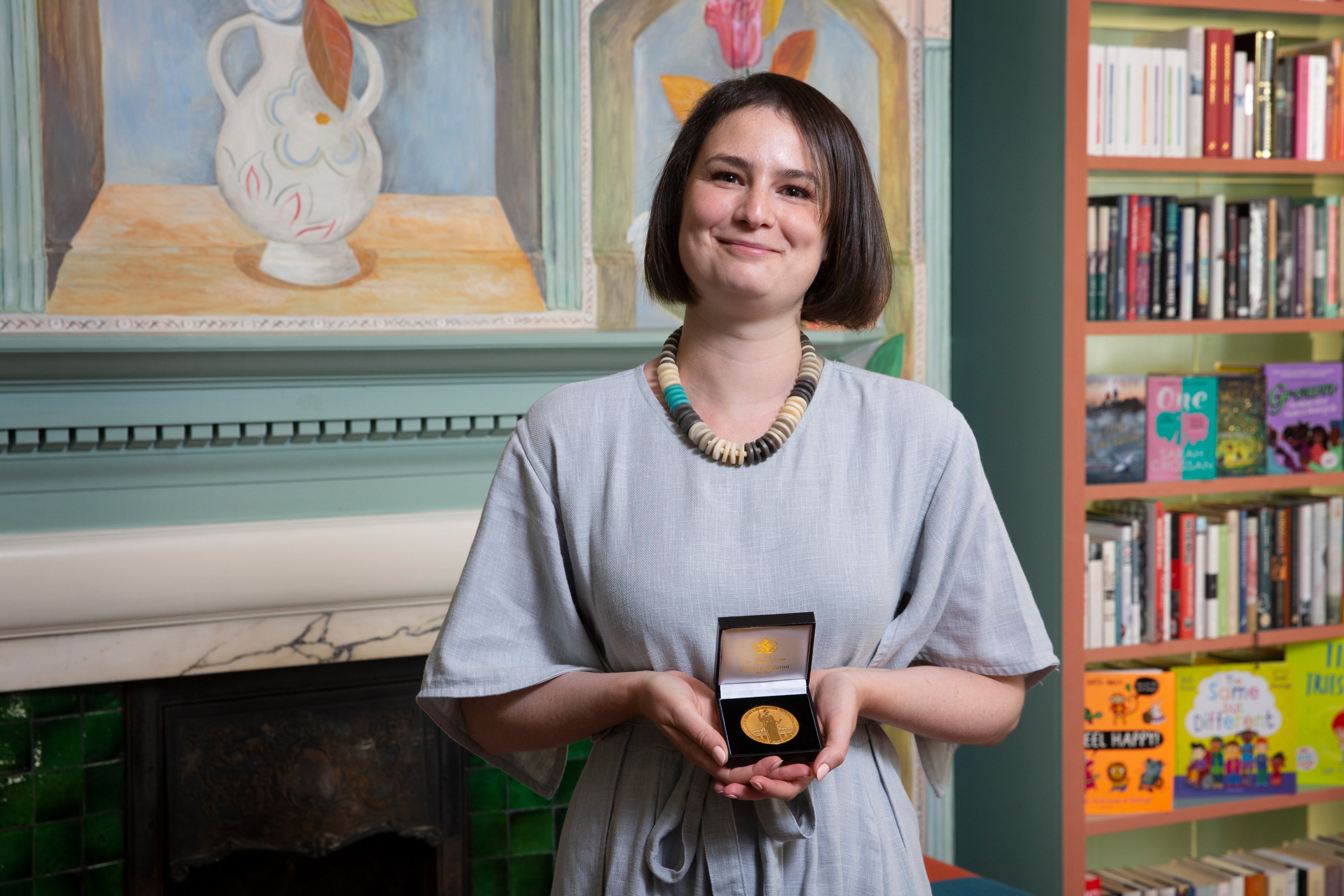 Huan chuong Carnegie thuoc ve tac gia Katya Balen hinh anh