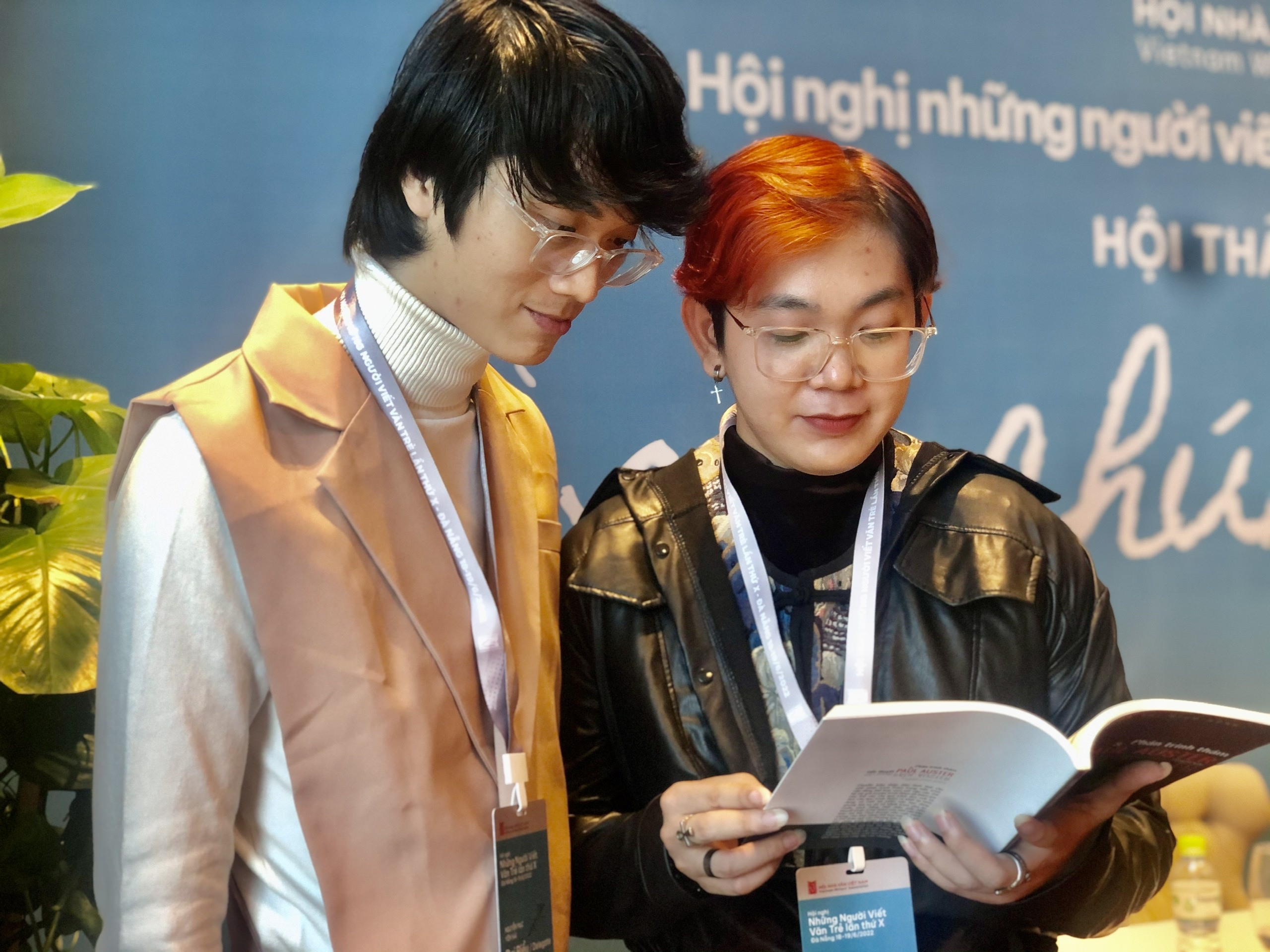 Nha van tre tu go ‘vong kim co’ de viet hinh anh