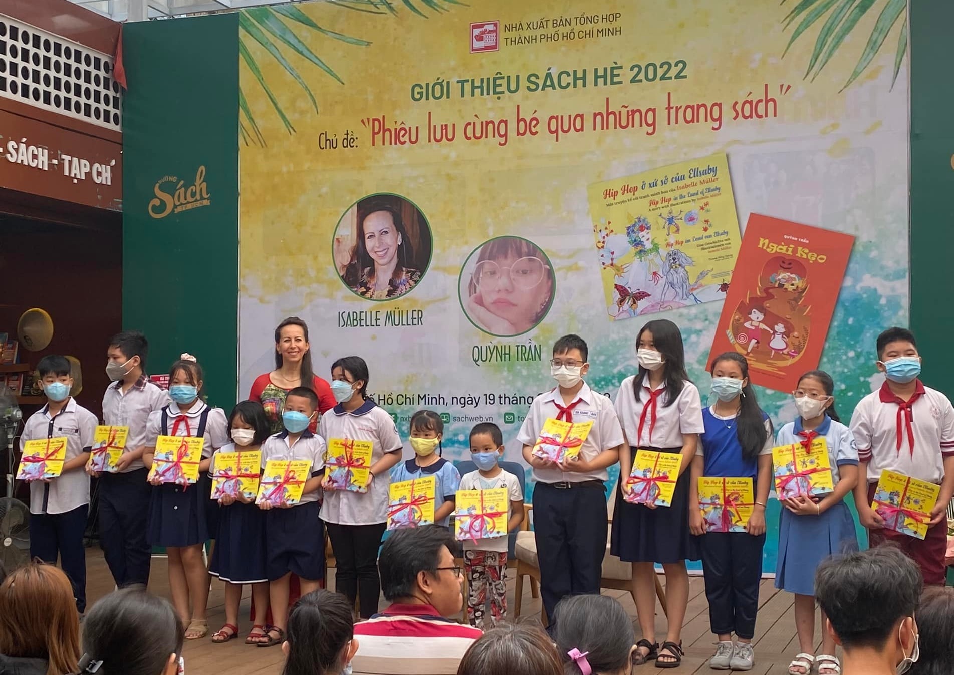 Phieu luu cung be qua nhung trang sach anh 2