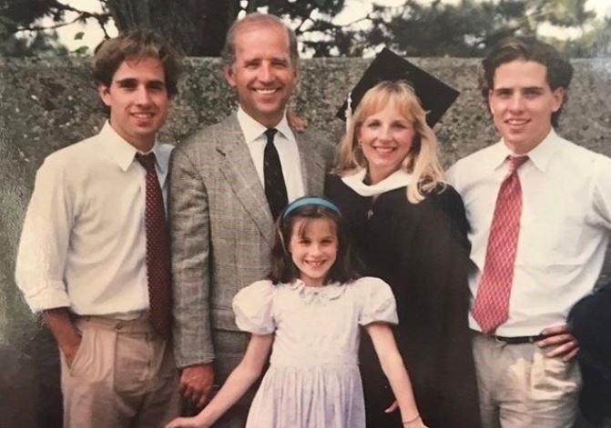 Jill luon tran trong hanh phuc ben ban an cung Joe Biden anh 1