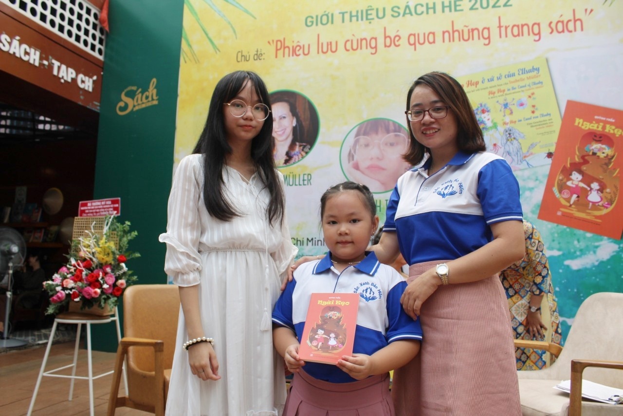 Phieu luu cung be qua nhung trang sach anh 1