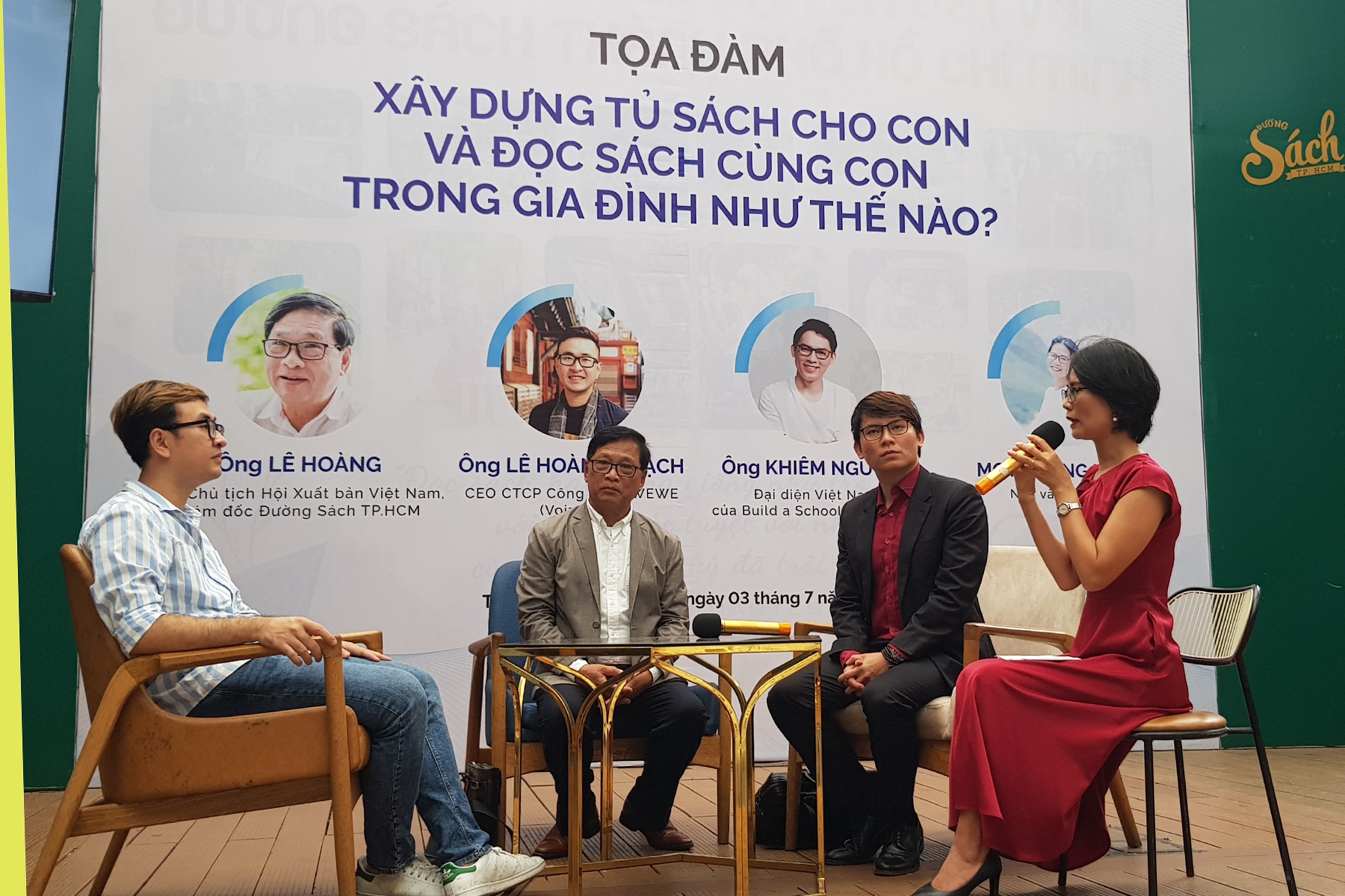 Doc sach trong gia dinh anh 1