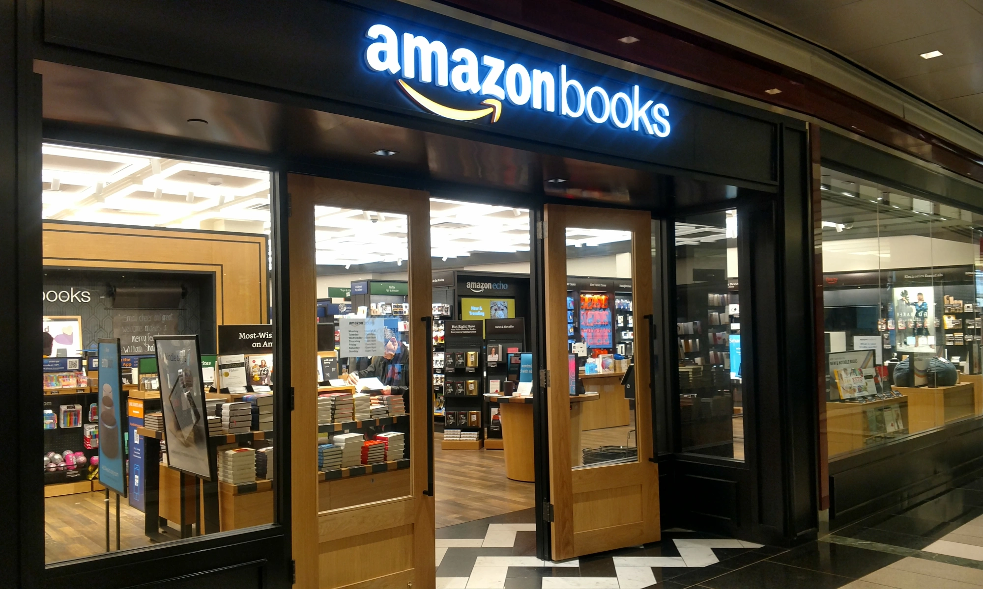 Ly do Amazon dau hang trong mang kinh doanh hieu sach truyen thong hinh anh