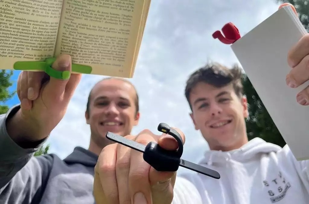 Phu kien doc sach tu nhua tai che hinh anh