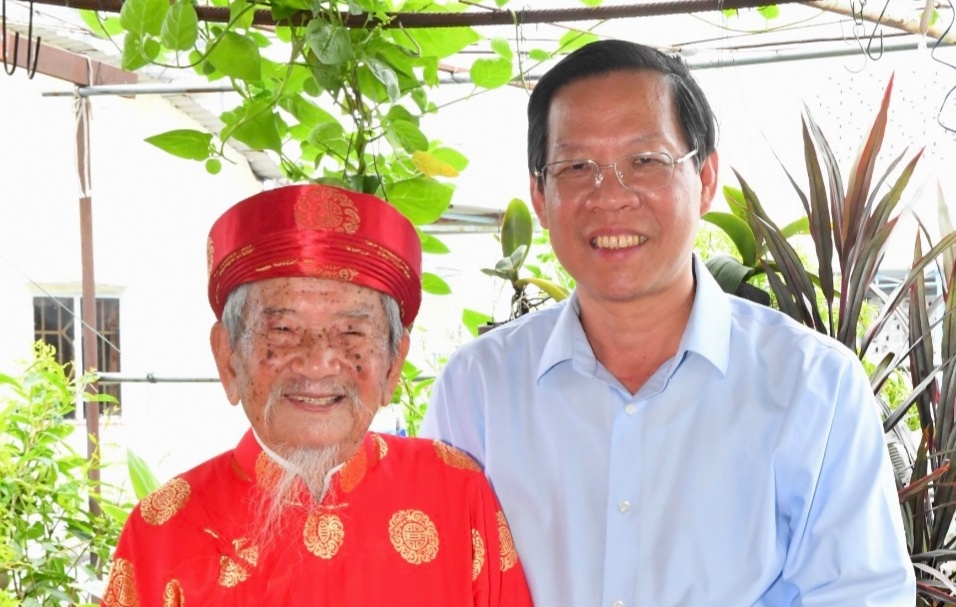 Chu tich TP.HCM tham, mung tho nha nghien cuu Nguyen Dinh Tu hinh anh