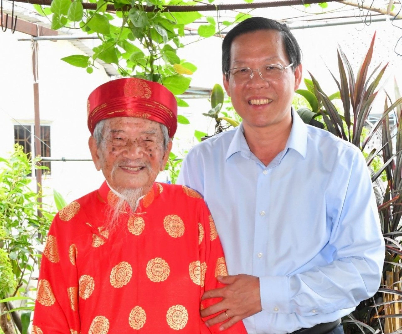 Chu tich UBND TP.HCM mung tho tac gia Nguyen Dinh Tu anh 1