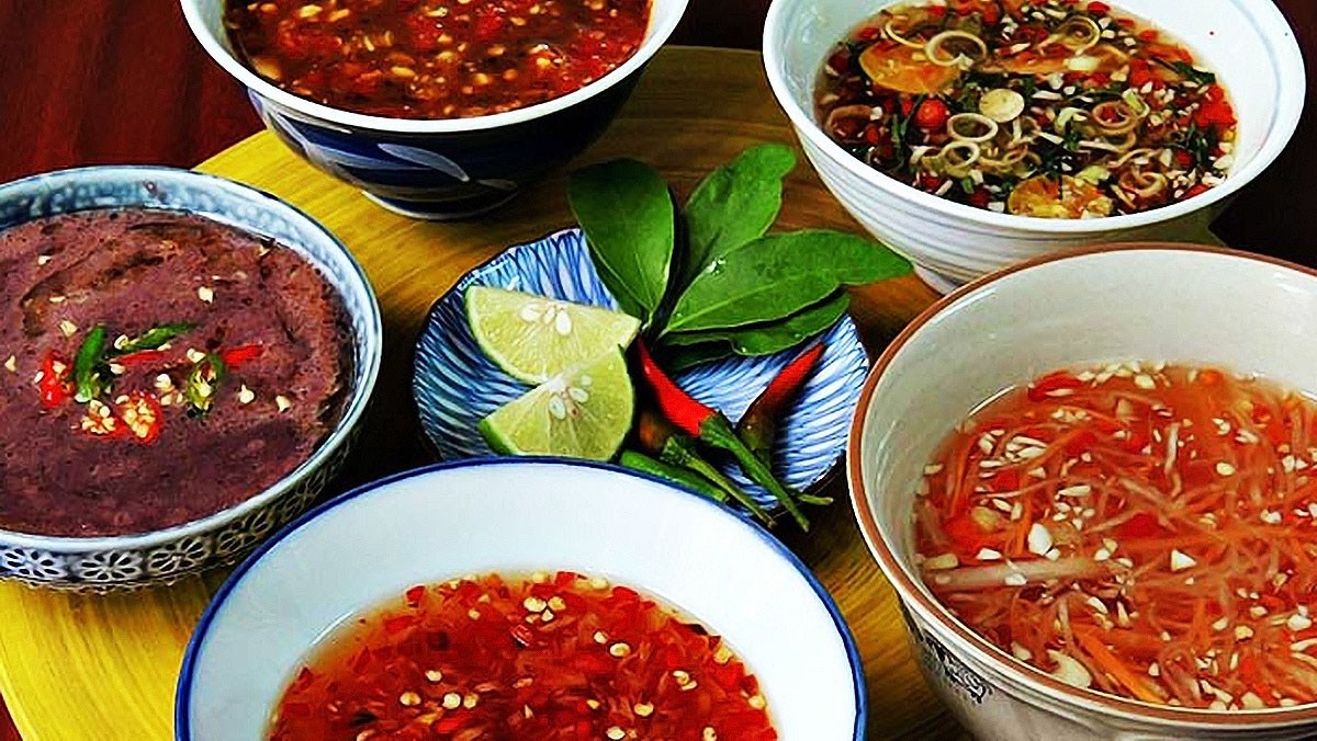 Tu nuoc mam day mui den chao ga toa huong anh 1