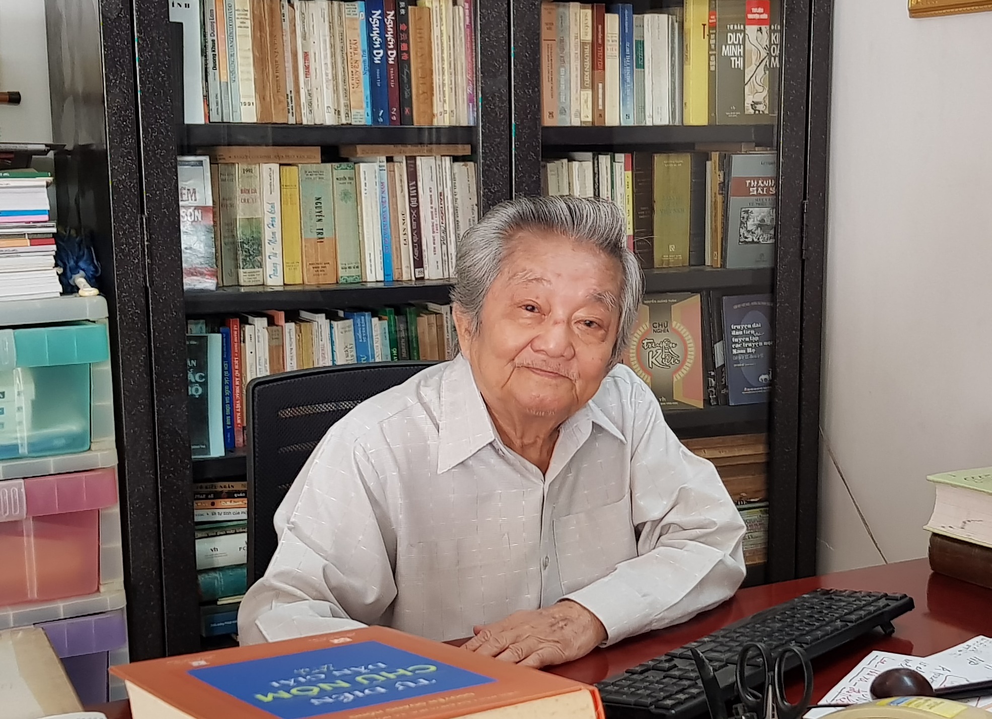 Cung hoc gia An Chi, mot bai phong van chua dang hinh anh