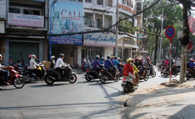 Mot nguoi Gia Dinh dung luy Ban Bich hinh anh