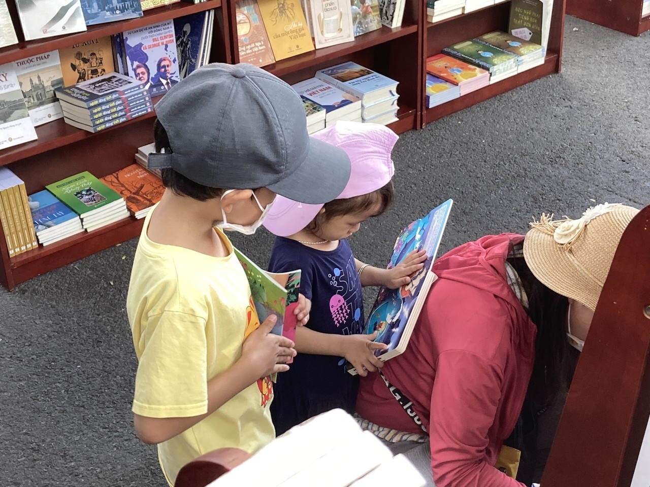 Le hoi Duong sach Tet anh 1