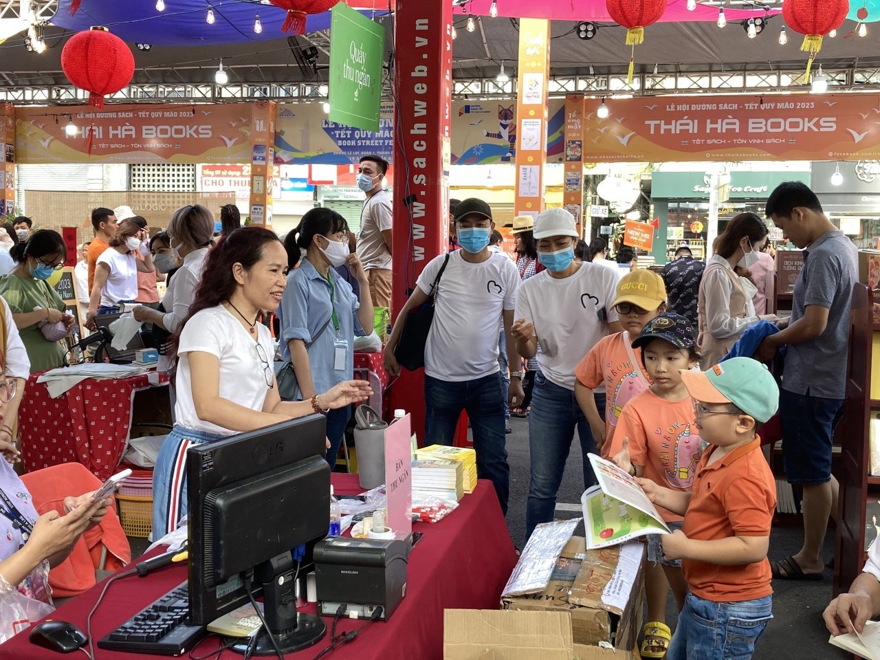 Le hoi Duong sach Tet anh 2