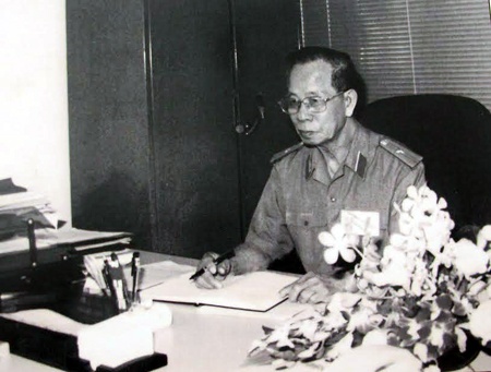 Giai cuu Bi thu Dac khu uy Nguyen Van Linh hinh anh