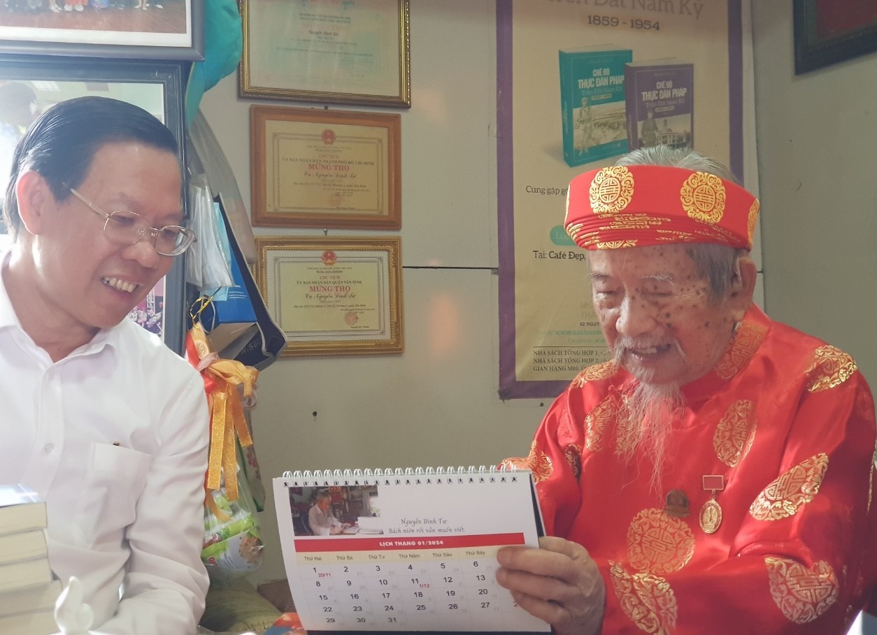 Chu tich TP.HCM tham, chuc mung nam moi nha nghien cuu Nguyen Dinh Tu hinh anh