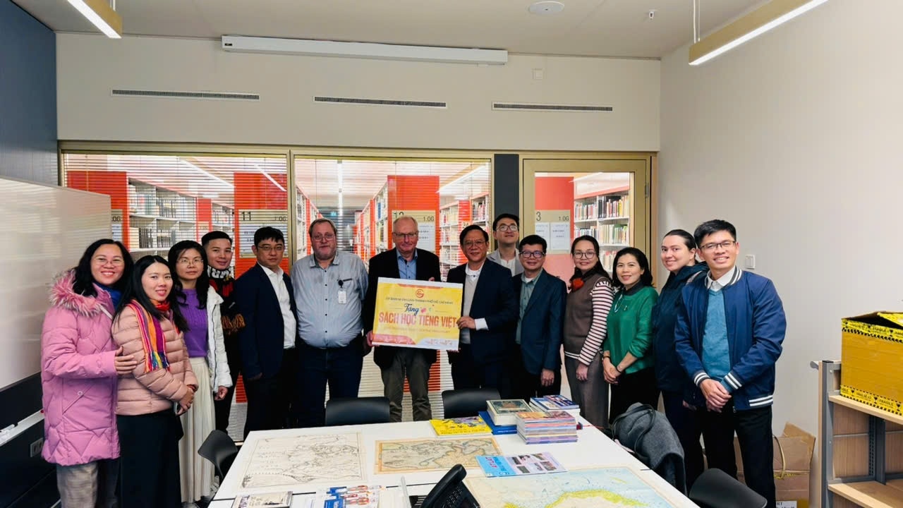Trao tang sach Viet Nam cho thu vien DH Goethe Frankfurt hinh anh