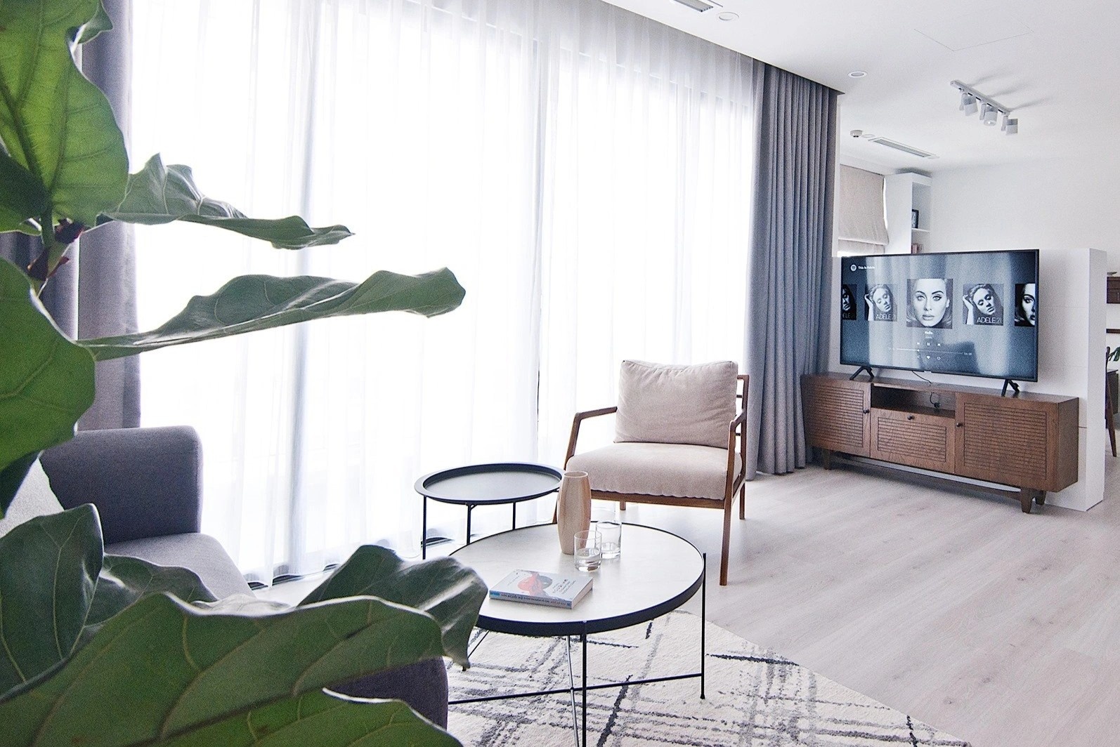 Lien he hon 10 don vi de duoc thiet ke can ho phong cach Bac Au hinh anh