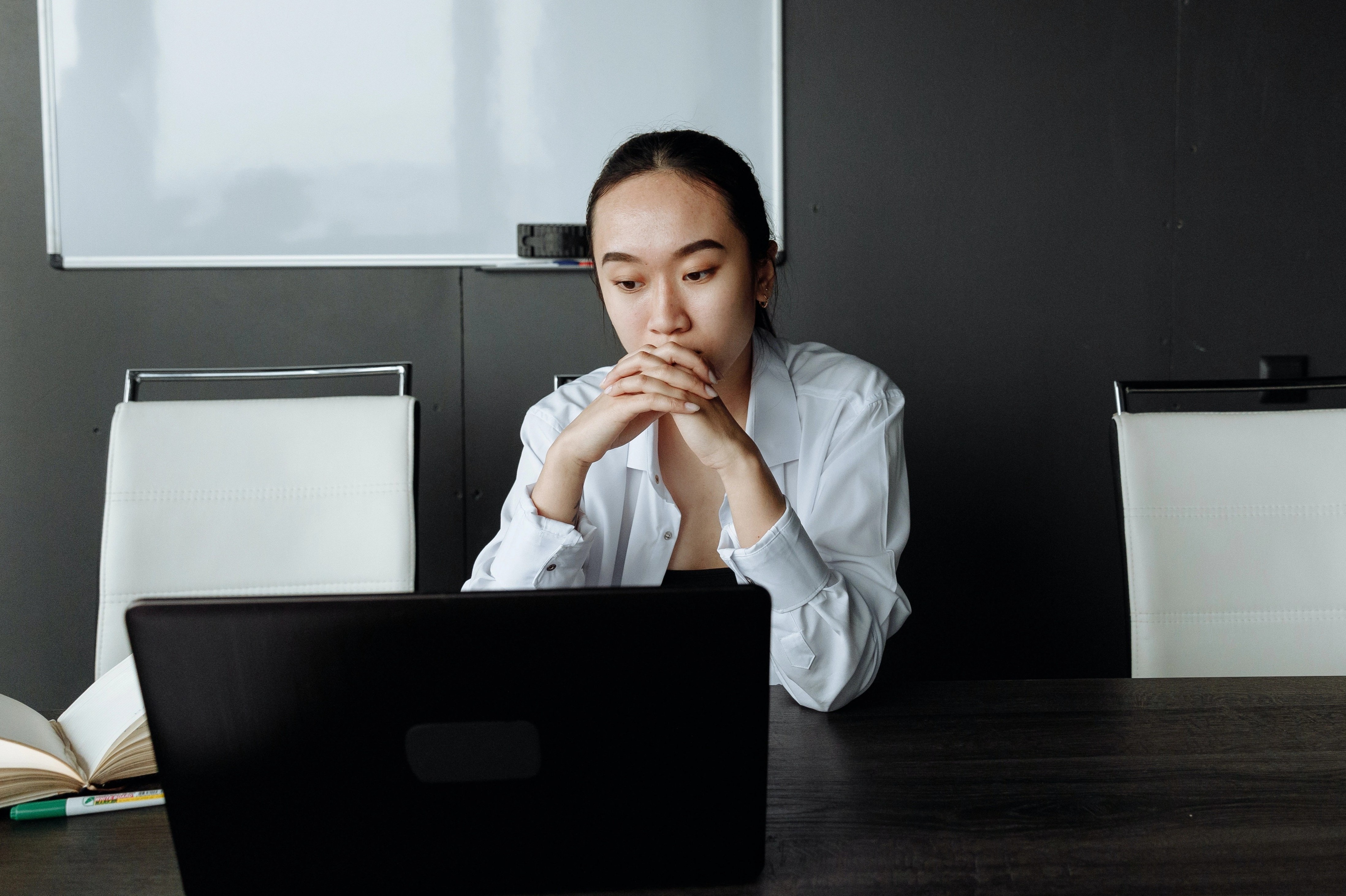 Nguoi ai ky thuong nhanh thang tien hon? hinh anh