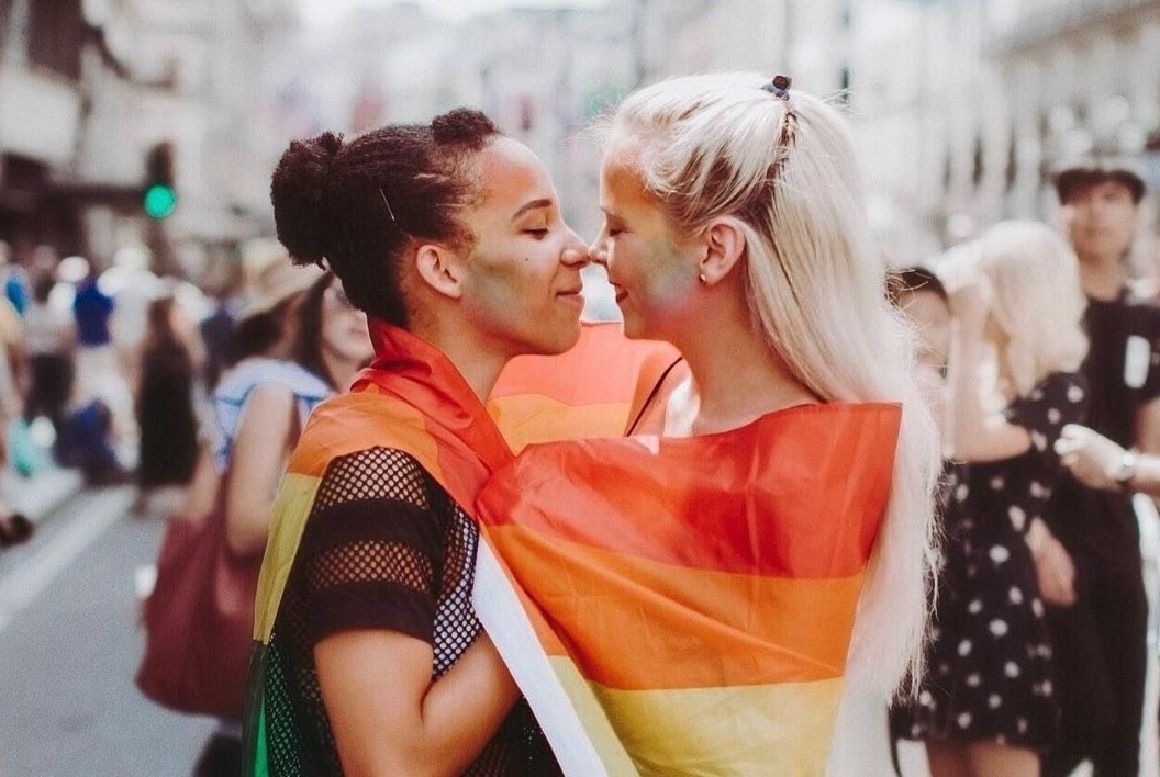 Co luc sac loi thoi khi nganh thoi trang co ung ho cong dong LGBT hinh anh