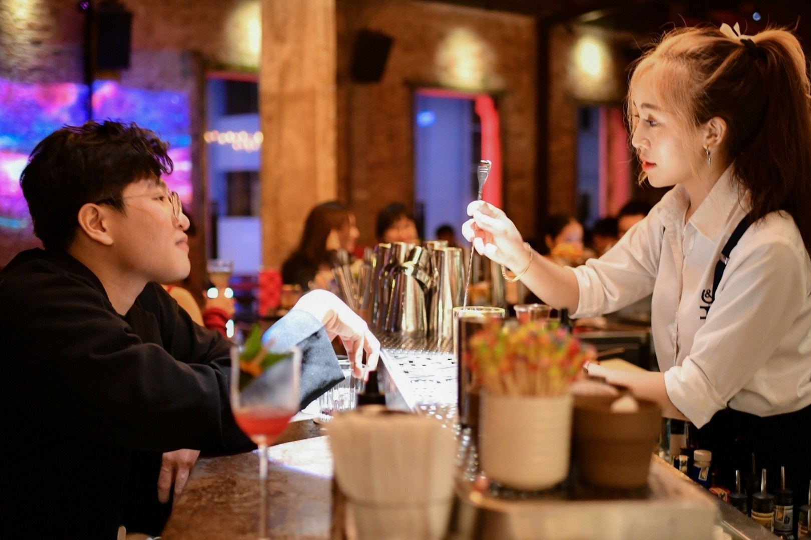 Nhung dan van phong di bar voi ao so mi, vay but chi hinh anh