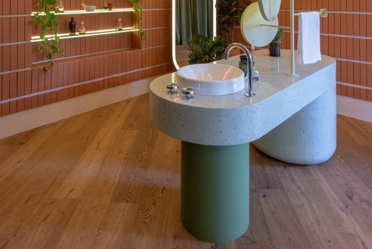 Bon rua phong tam khong con gan chat vao tuong hinh anh