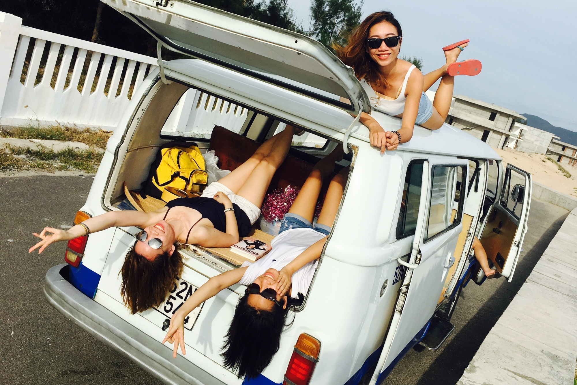 Khi chuyen du lich voi ban be qua dat do hinh anh