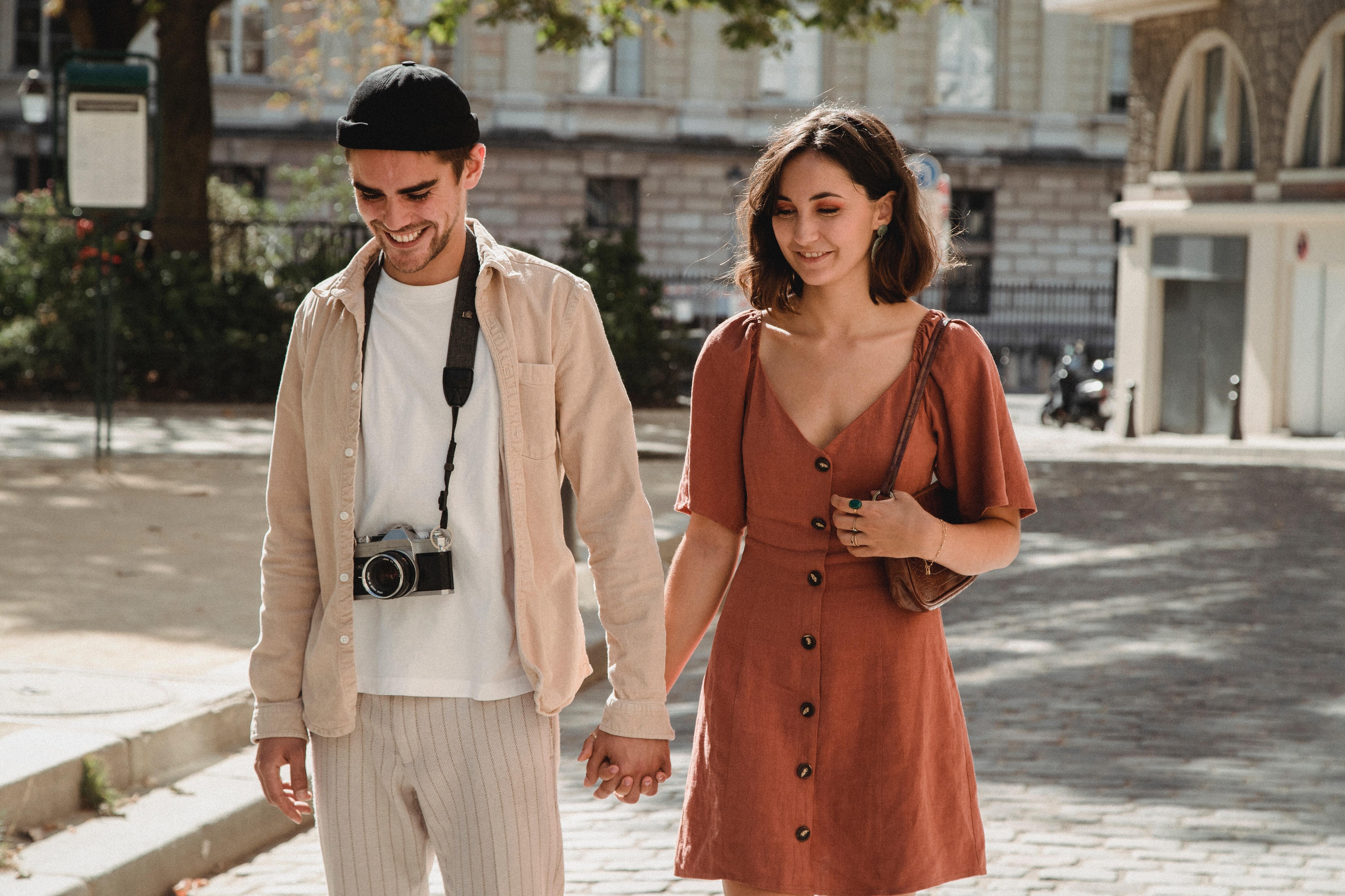 Soft launch, khi ban cong khai hen ho nhung giau kin nua kia hinh anh