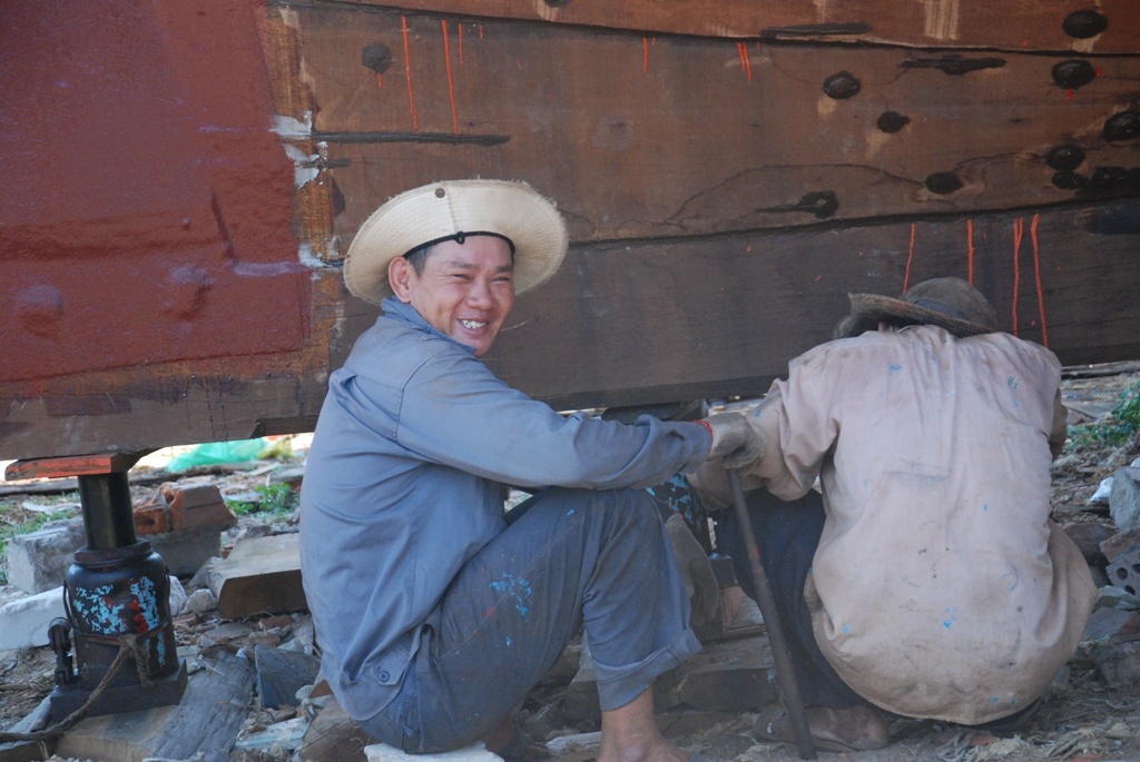 Bất chấp cái nắng nóng như thiêu như đốt của tiết trời miền Trung tháng 6, hàng trăm công nhân lành nghề của HTX Trục vớt, đóng sửa tàu thuyền Bắc Mỹ An (quận Sơn Trà, TP Đà Nẵng) vẫn miệt mài ngày đêm làm việc để những con tàu công suất lớn kịp hoàn thành, thẳng hướng Hoàng Sa.